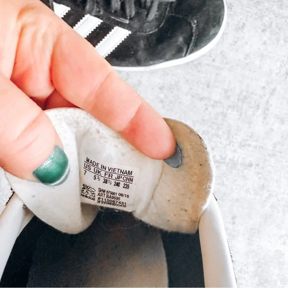 Adidas Black Gazelle Round Toe Sneaker Size 7 - Picture 3 of 5